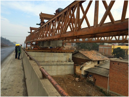 麻昭高速公路項(xiàng)目D4-2工區(qū)第一塊T梁成功架設(shè)