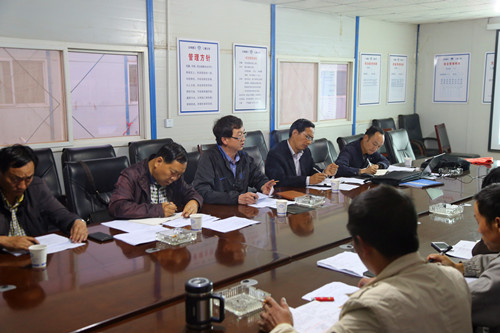 公司在滇池國際會展中心項目部召開建設(shè)工作推進會