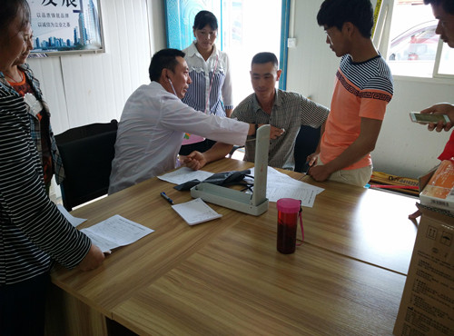 公司各直管部積極組織免費為農(nóng)民工健康體檢