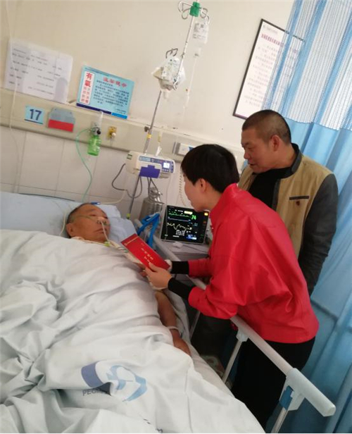 公司領導看望生病勞模