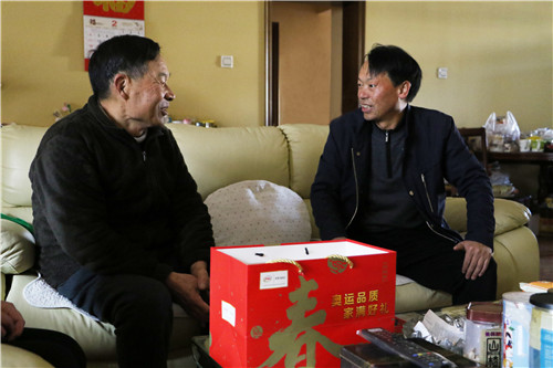 公司領(lǐng)導(dǎo)春節(jié)前走訪慰問離退休干部及干部遺屬