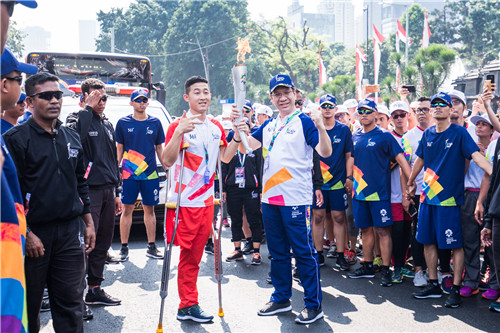 公司職工駱祥健在雅加達(dá)完成火炬?zhèn)鬟f