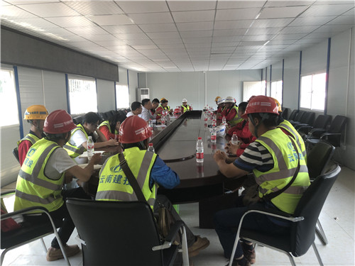 公司領(lǐng)導(dǎo)深入三直永善易遷項(xiàng)目與職工交心談心