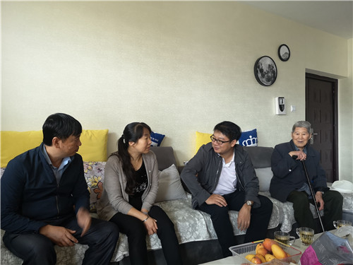 公司領(lǐng)導(dǎo)進(jìn)行廉政家訪