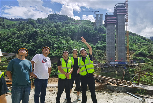 王現(xiàn)合、向小波帶隊(duì)到元陽(yáng)片區(qū)開(kāi)展中秋國(guó)慶雙節(jié)慰問(wèn)