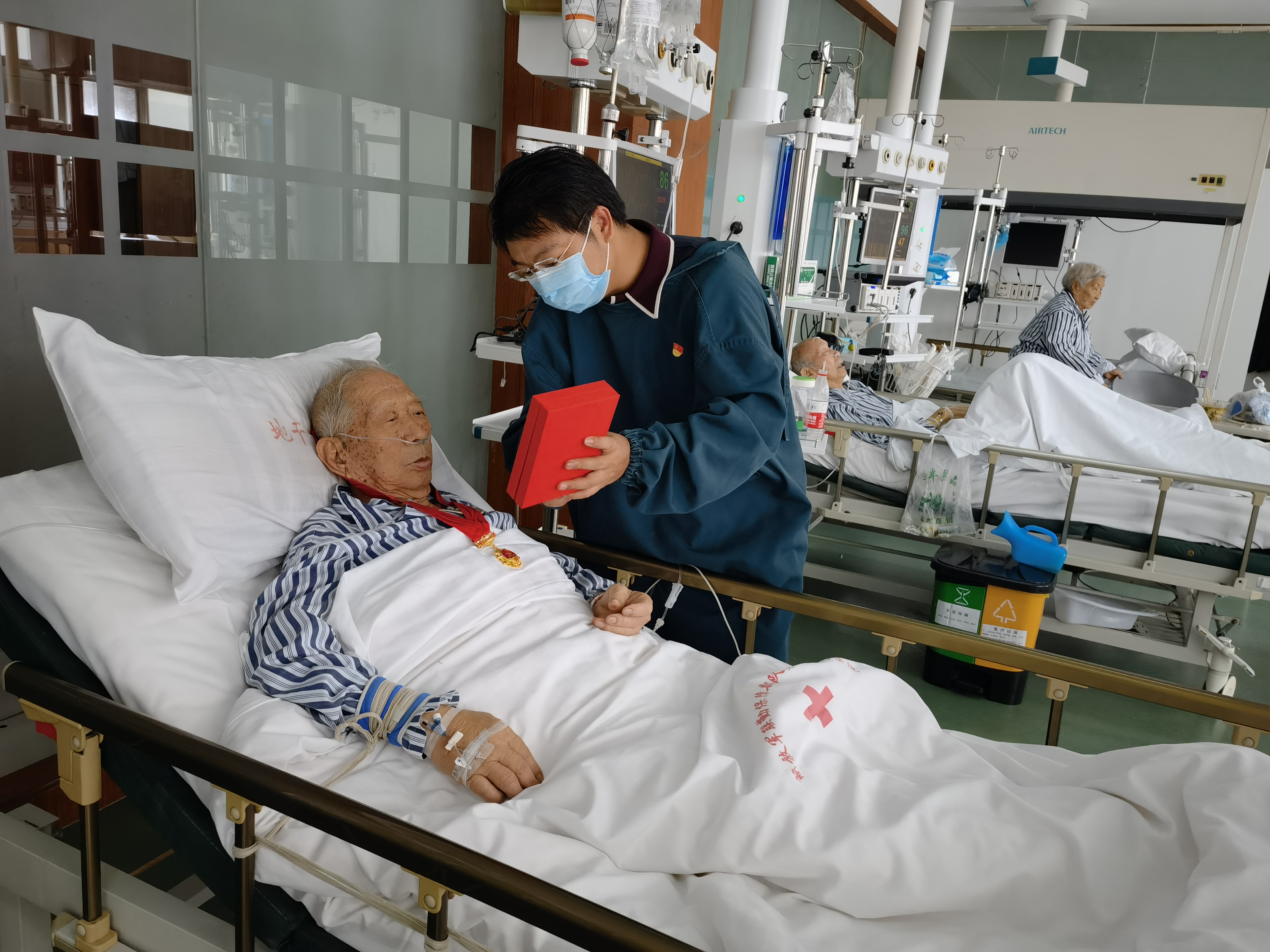 【我為群眾辦實(shí)事】公司領(lǐng)導(dǎo)“七一”前走訪慰問老黨員及困難黨員