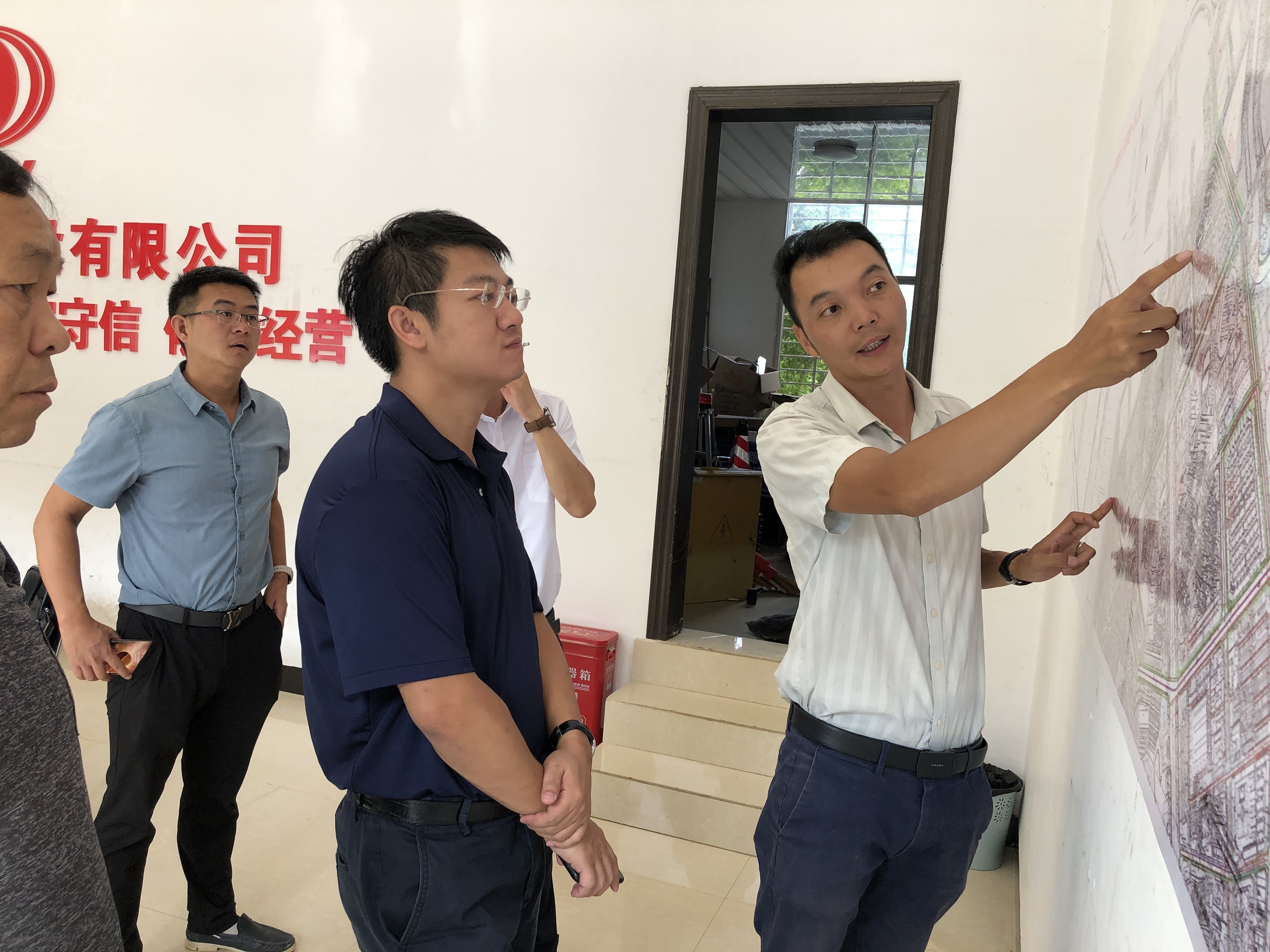 【我為群眾辦實(shí)事】萬向遵一行調(diào)研文山市城區(qū)老舊路面改造項(xiàng)目