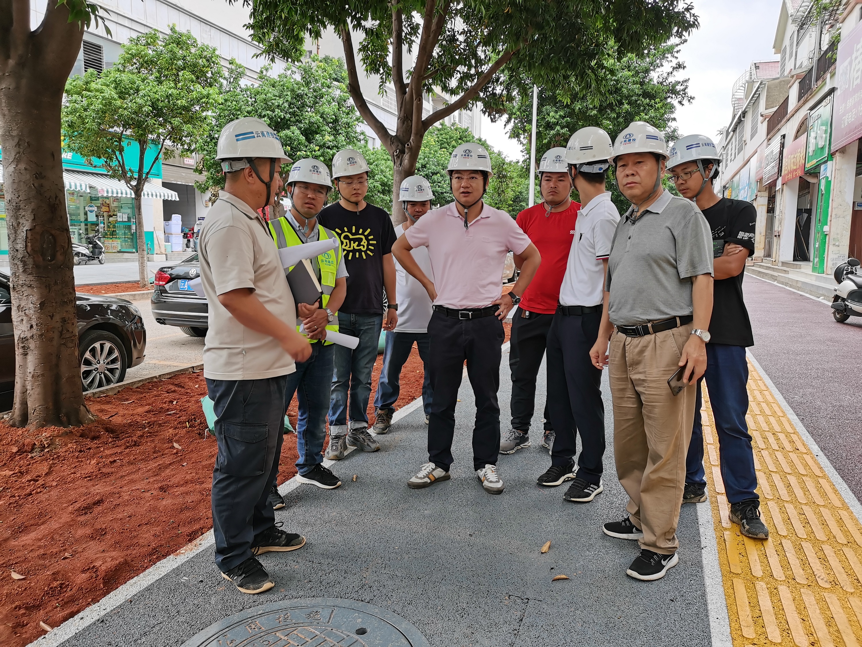 【我為群眾辦實事】萬向遵一行調(diào)研文山市城區(qū)道路人行道鋪裝工程（一期）勘察、設(shè)計、施工總承包（EPC）項目