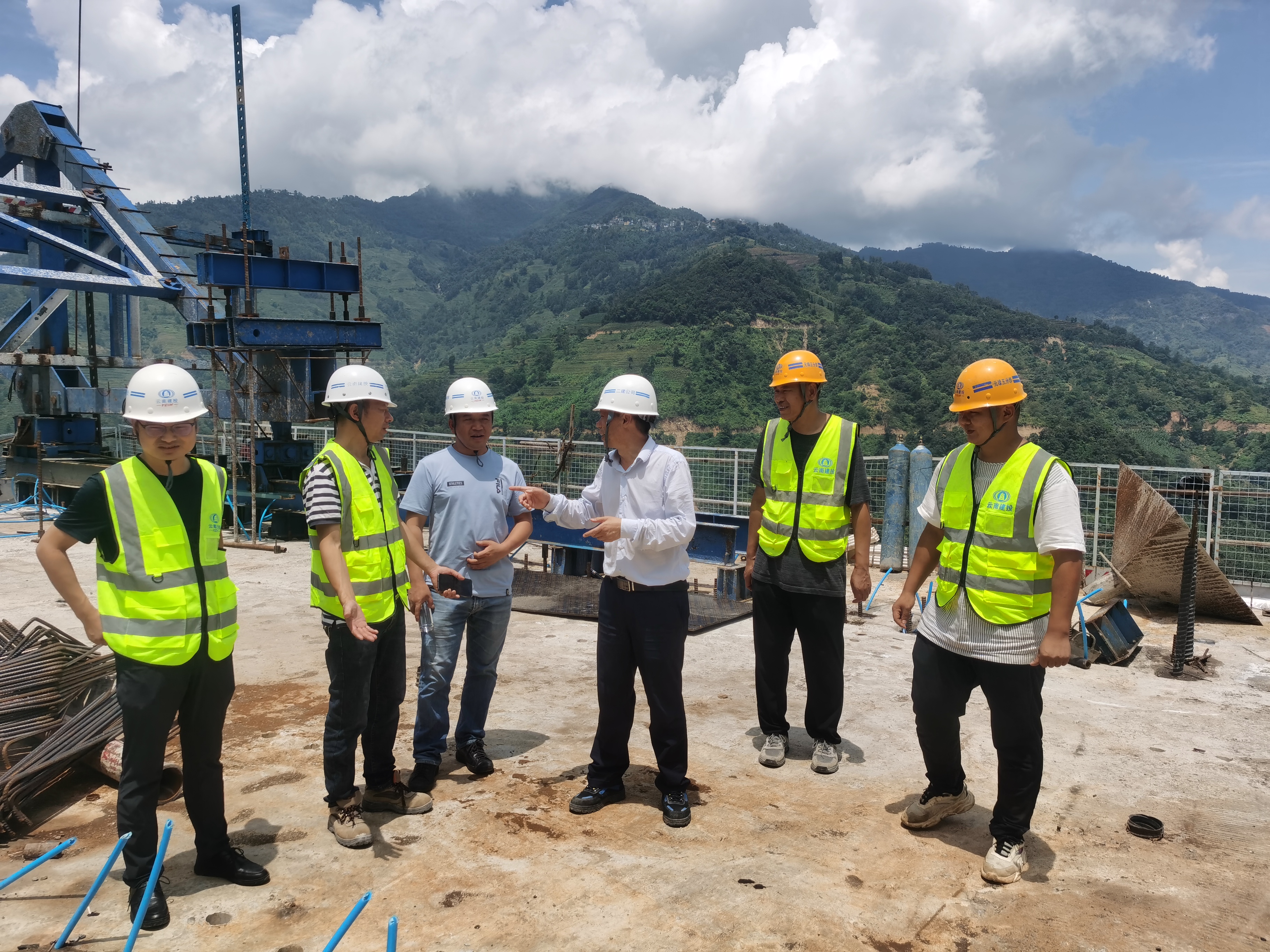 【貫徹一線工作法】陳定華一行到元綠高速公路工程土建五分部項(xiàng)目開展安全隱患大排查大整治工作