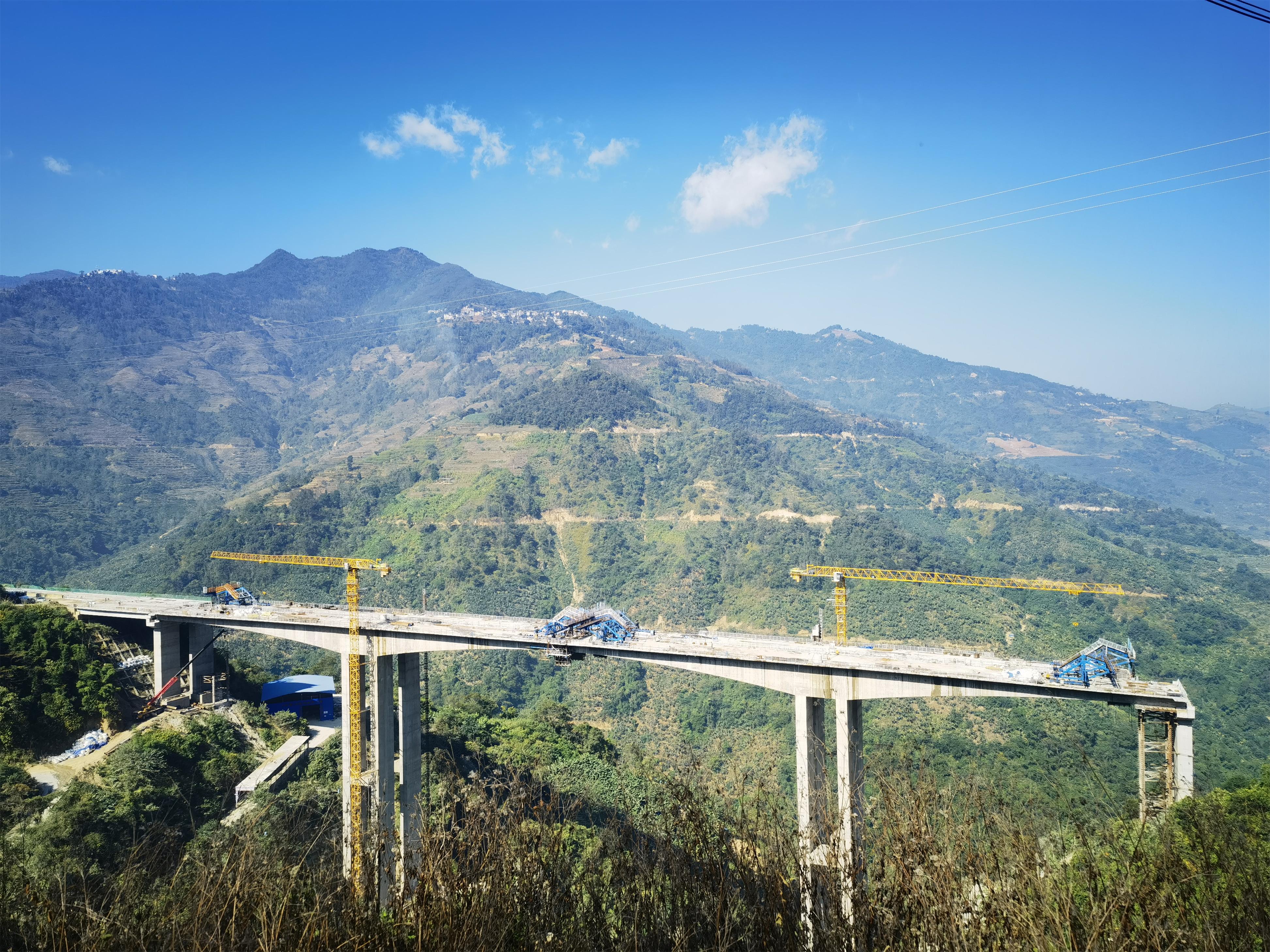 【決戰(zhàn)四季度】元綠春高速小蚌嘎2號大橋左幅順利合攏