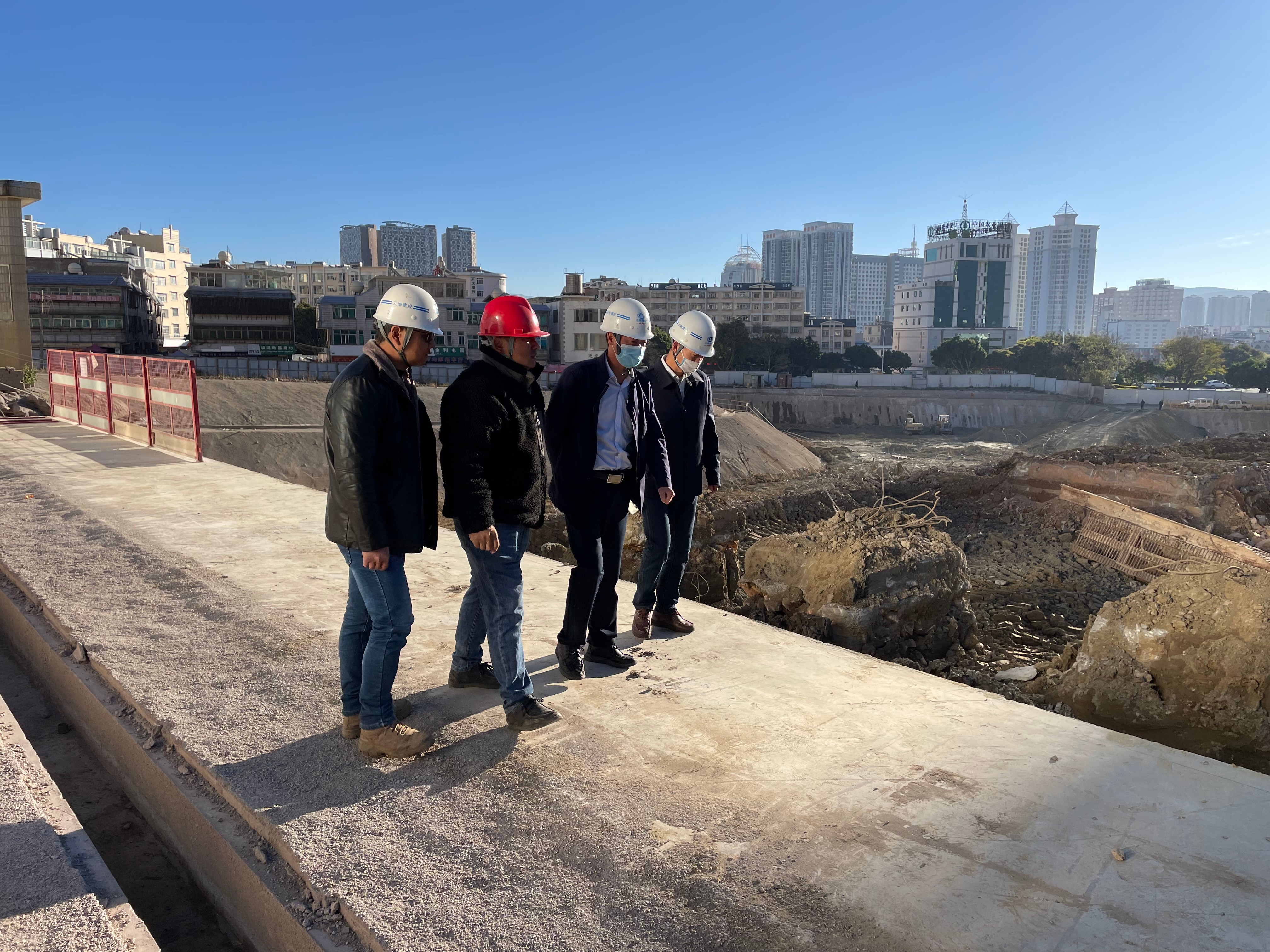 【貫徹一線工作法】陳定華一行到大理水岸華府項目檢查
