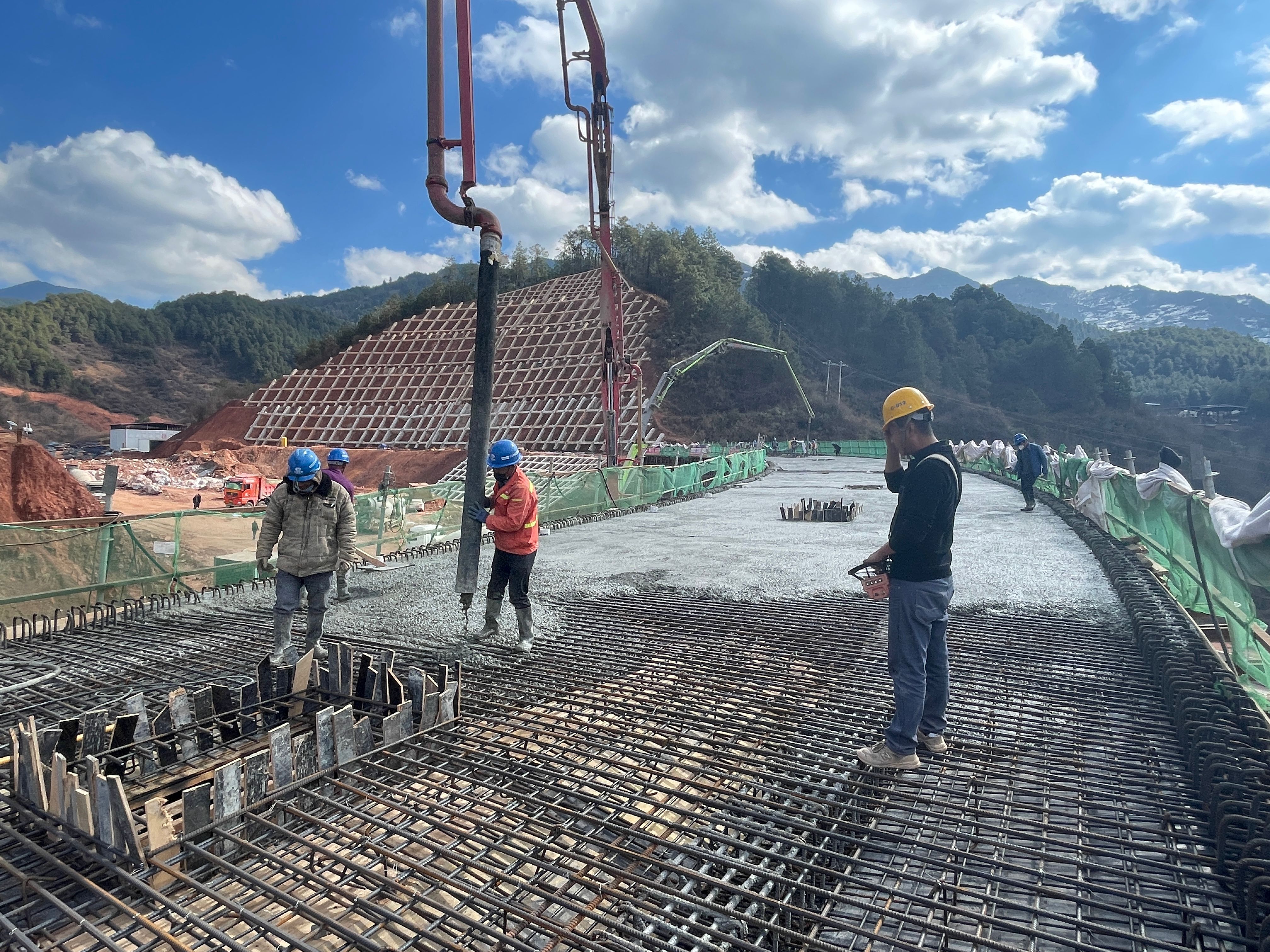 【項(xiàng)目動態(tài)】云蘭高速土建十七分部現(xiàn)澆箱梁全部施工完成