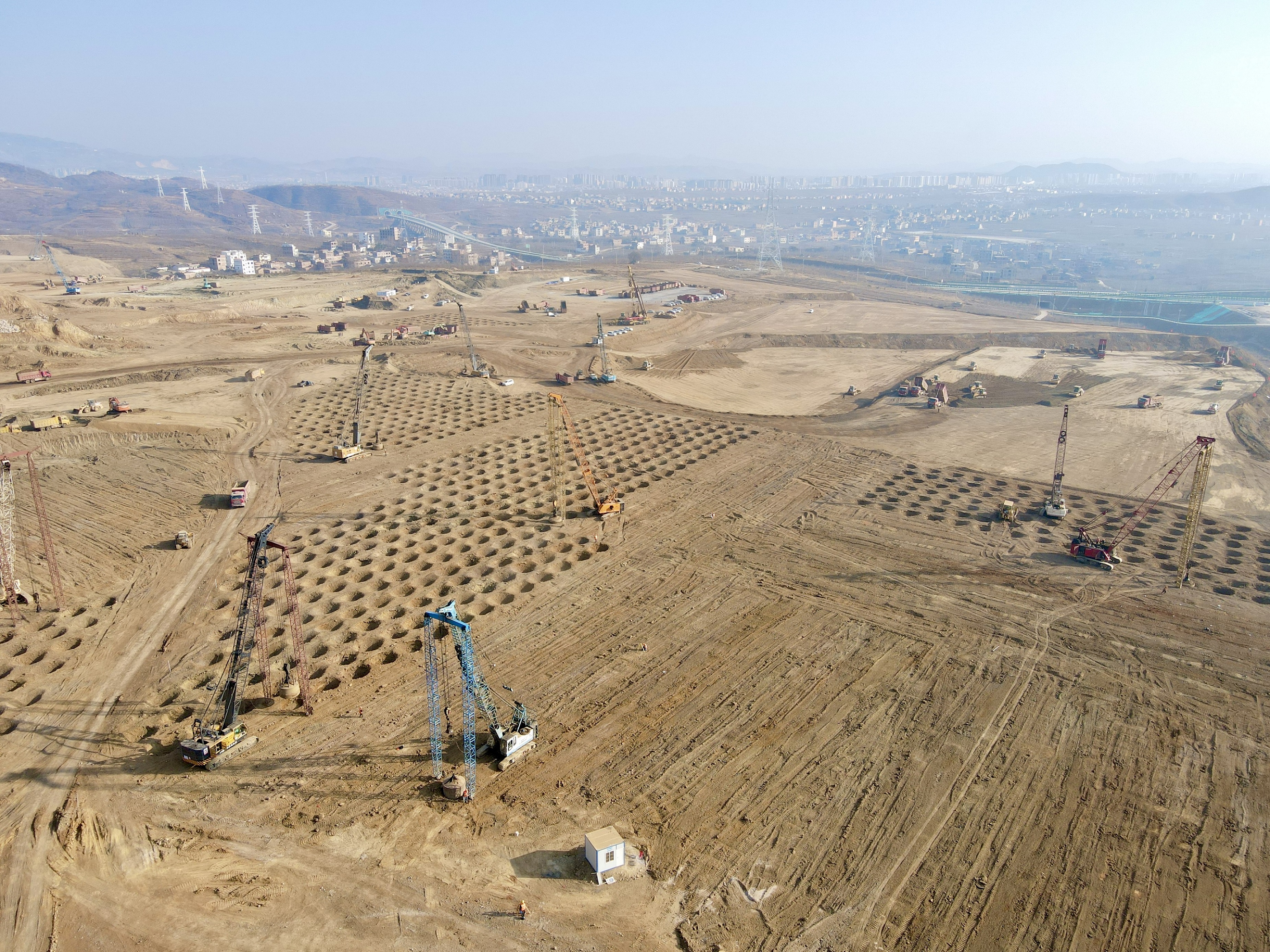 大干快上！云南昭通光伏高透基材項(xiàng)目土石方及強(qiáng)夯工程69天完成超300萬(wàn)立方米土石方、30萬(wàn)平方米強(qiáng)夯