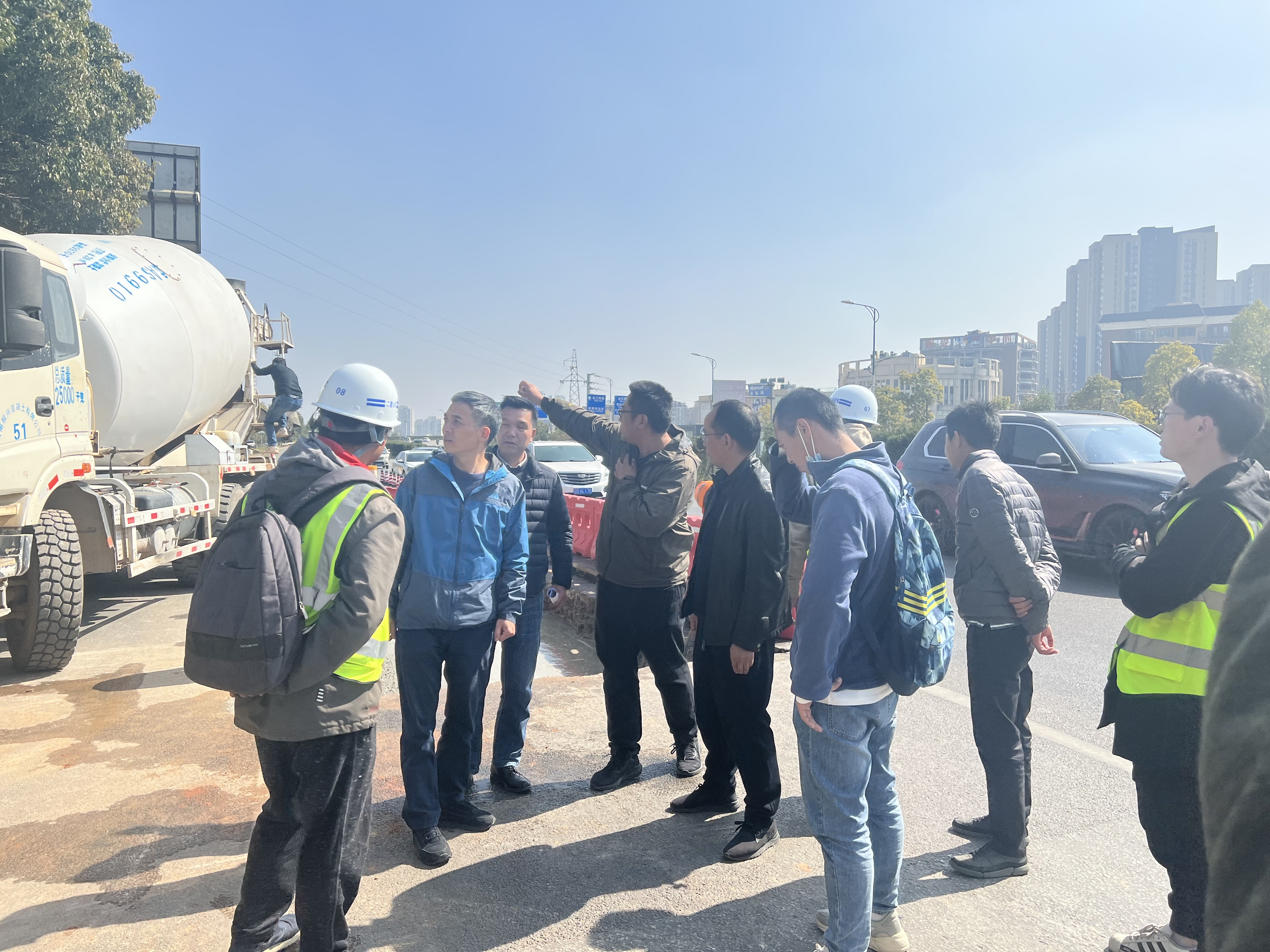 【調(diào)研檢查】昆明市住房和城鄉(xiāng)建設(shè)局局長(zhǎng)陳紹波調(diào)研盤龍區(qū)東三環(huán)病害、隱患綜合整治工程