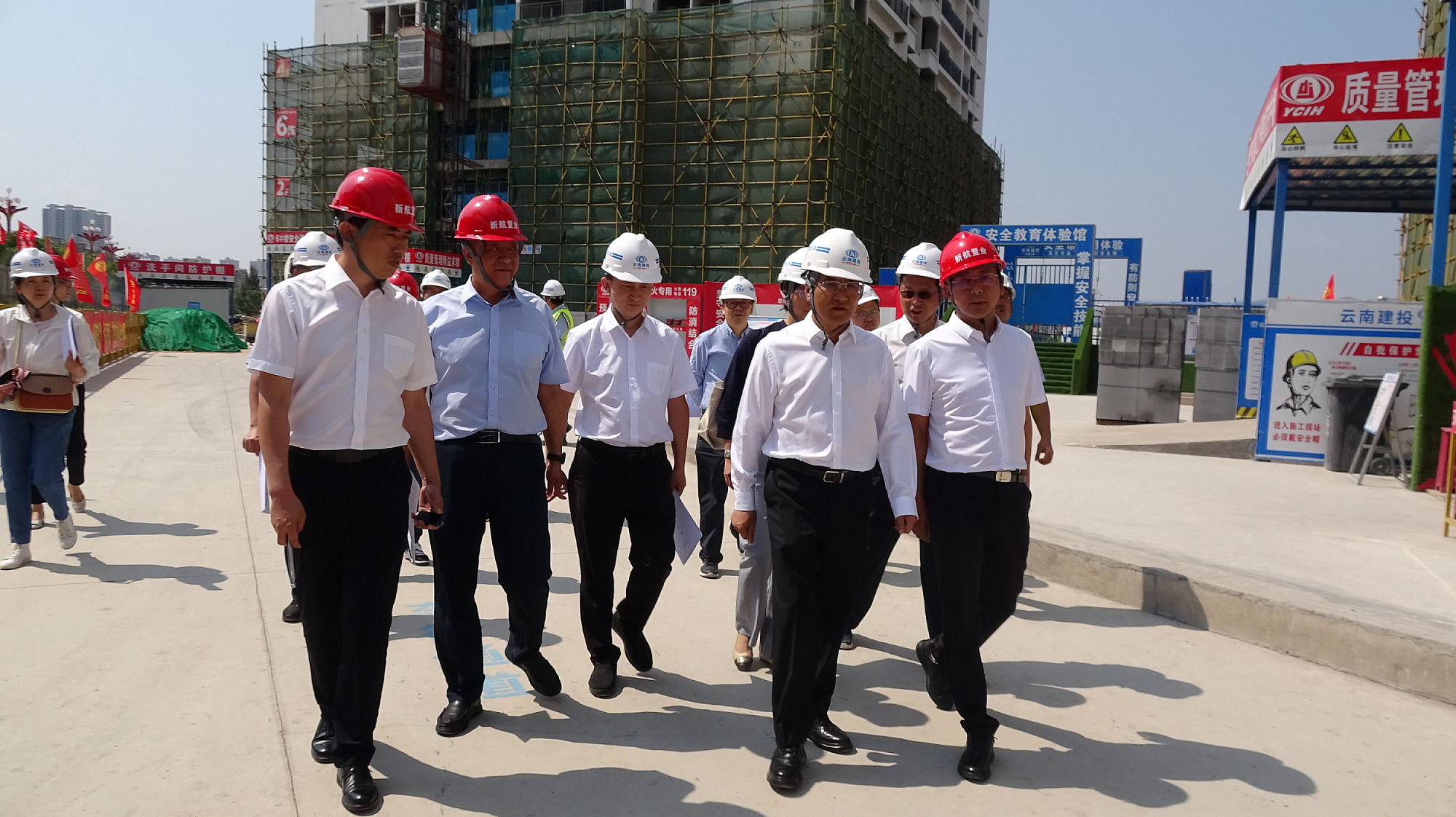 楚雄州委副書記、州長(zhǎng)張文旺到楚雄新航鴻雅項(xiàng)目調(diào)研