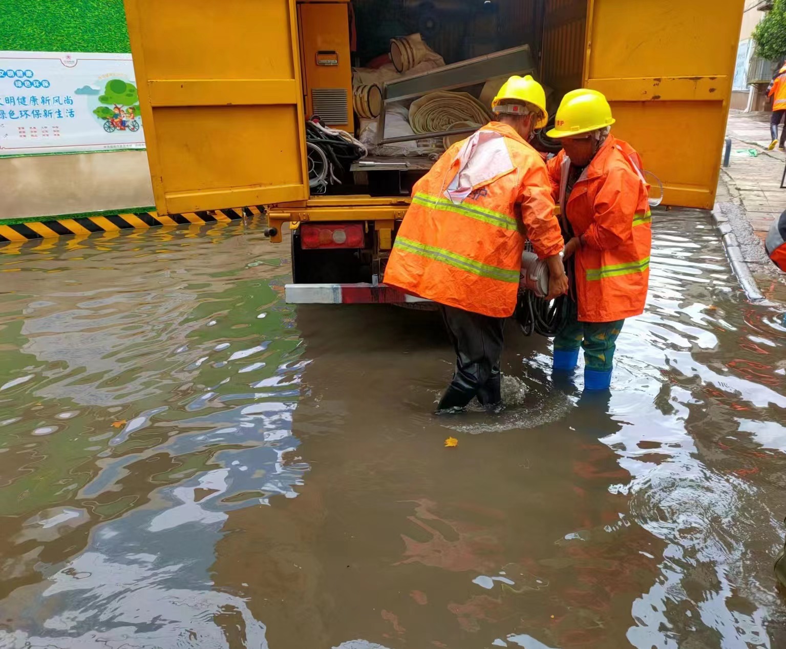 【一線資訊】西山區(qū)公共排水管渠維護(hù)作業(yè)項目啟動強降雨天氣緊急救援作業(yè)