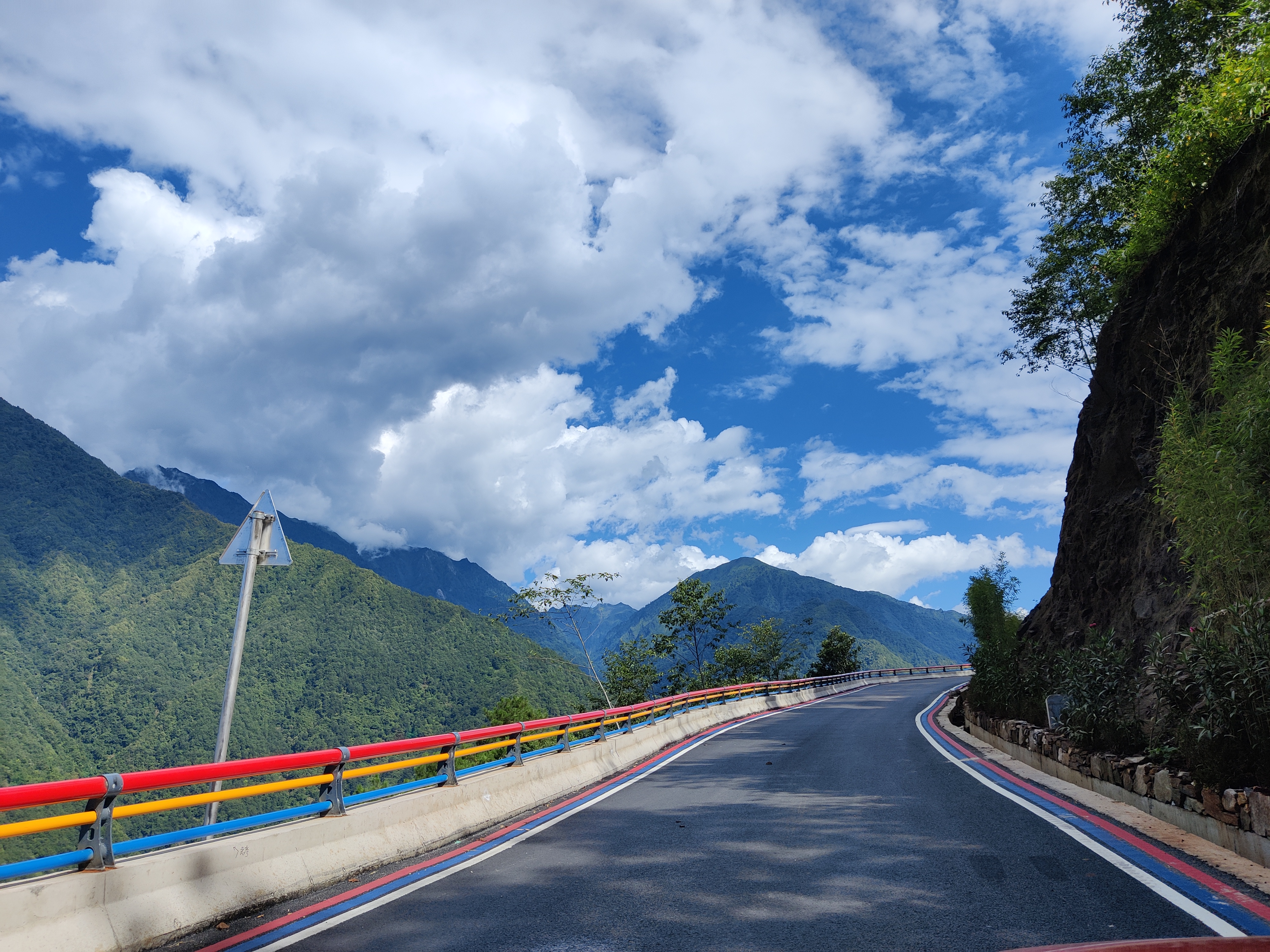 【項目動態(tài)】福貢縣石月亮產業(yè)路建設項目順利通過竣工驗收