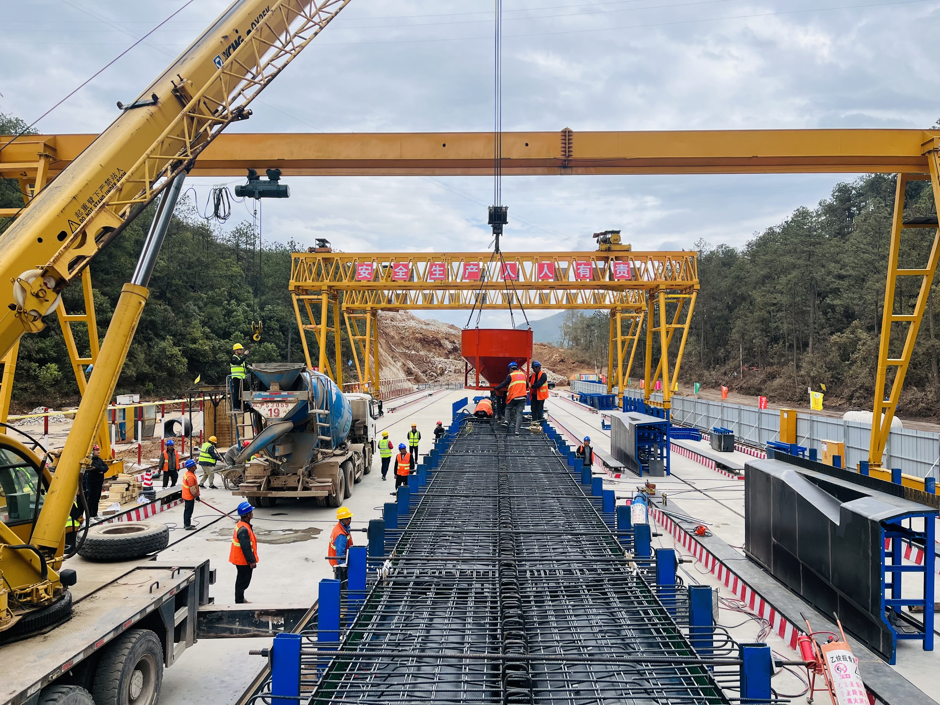 【搶抓黃金期 奮戰(zhàn)100天】古寧高速三分部首片T梁（試驗梁）順利澆筑完成