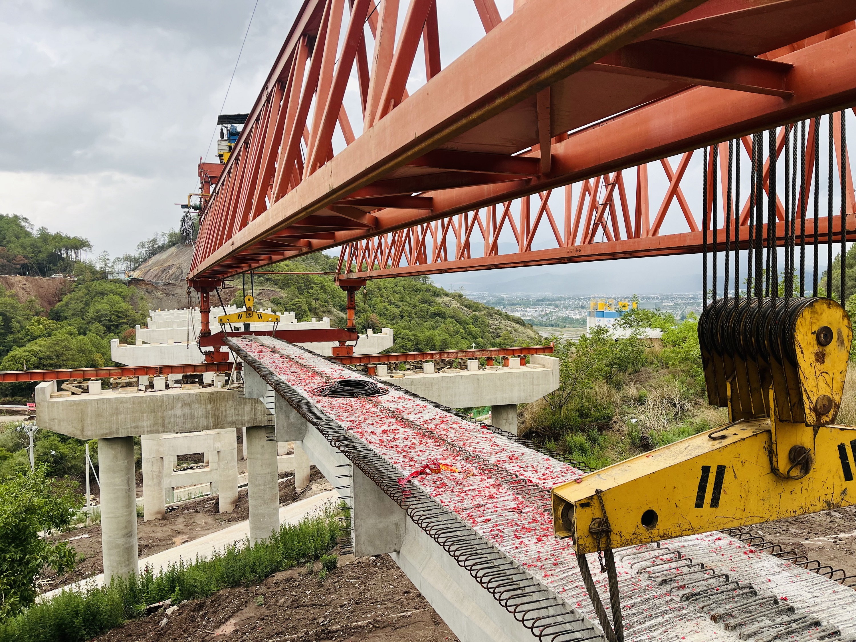 【搶抓黃金期 奮戰(zhàn)100天】古寧高速土建三分部首片預(yù)制T梁順利架設(shè)完成