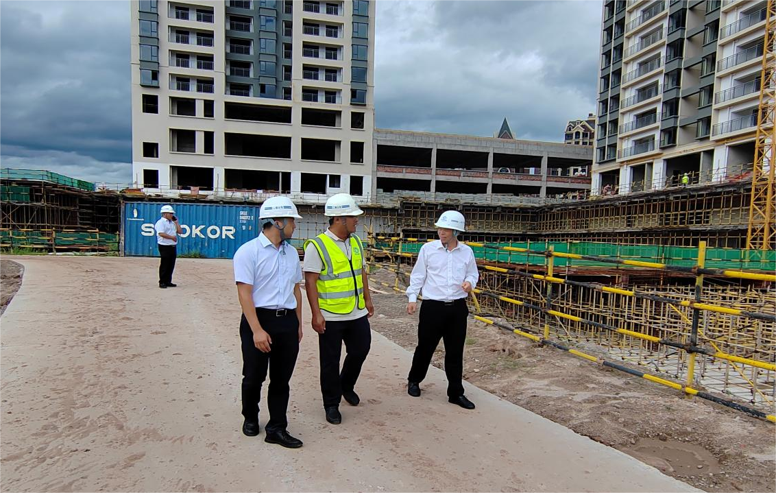 【公司要聞】陳定華到楚雄新航鴻雅房地產(chǎn)開發(fā)建設(shè)項目（3#、5#、6#）調(diào)研