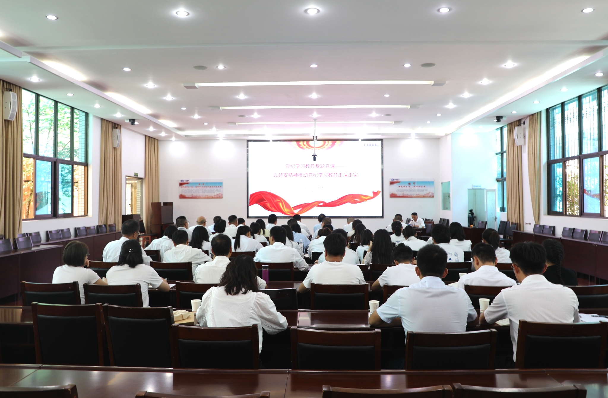 【公司要聞】陳定華講授黨紀(jì)學(xué)習(xí)教育專(zhuān)題黨課