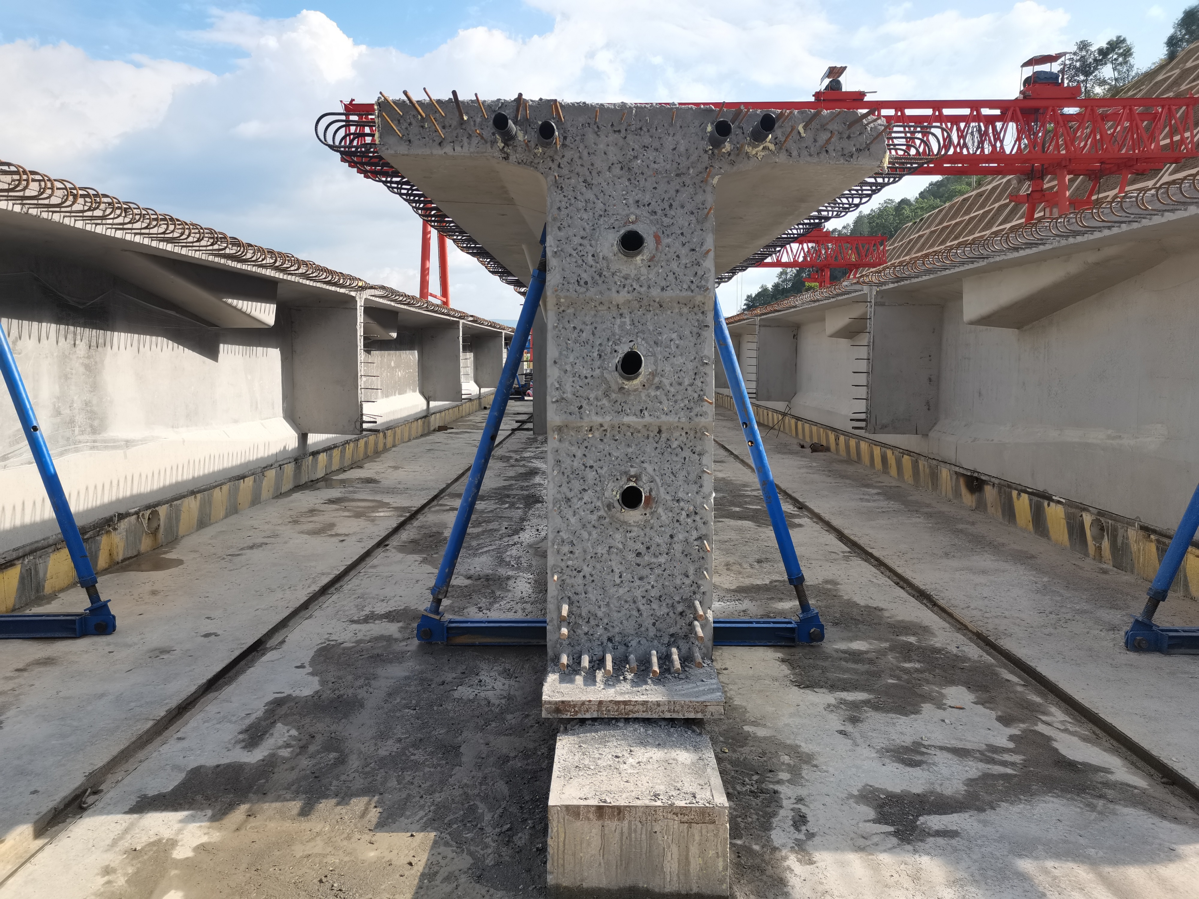 【喜報】峨石紅高速（玉溪段）三分部T梁預(yù)制場安全管理創(chuàng)新措施受表揚(yáng)